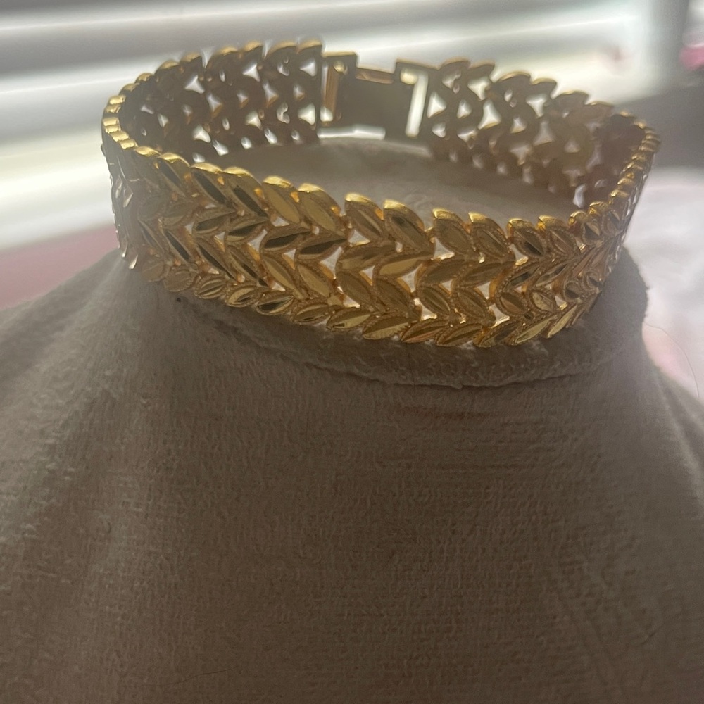 Luxury Elegant Gold Leaf Bracelet wide bracelet.